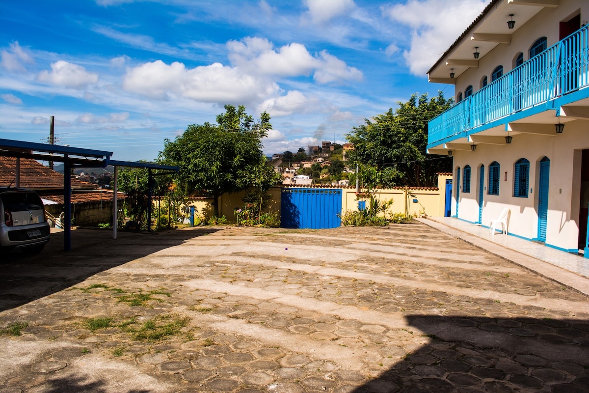 Pátio interno de pedras usado como estacionamento da Pousada da Serra