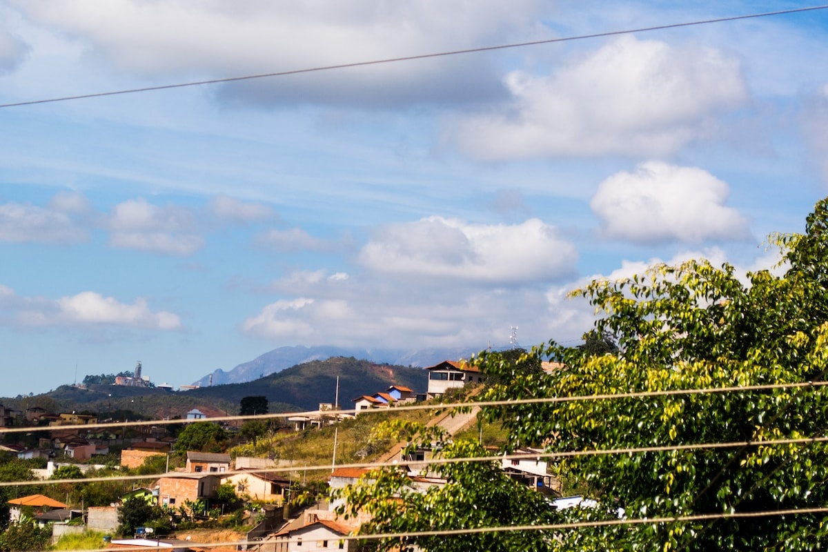 Vista da cidade de Barão de Cocais e das montanhas a partir da pousada